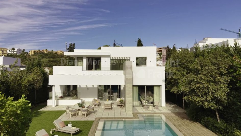 Villa for sale in El Paraiso, Estepona East