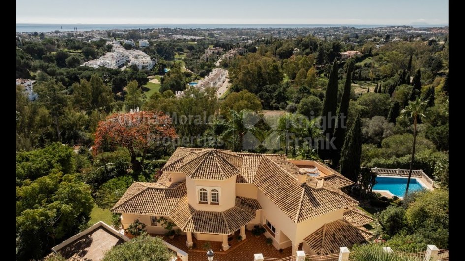 Villa en venta en El Herrojo, Benahavis