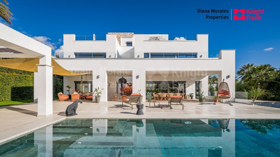 Villa for sale in Las Chapas, Marbella East