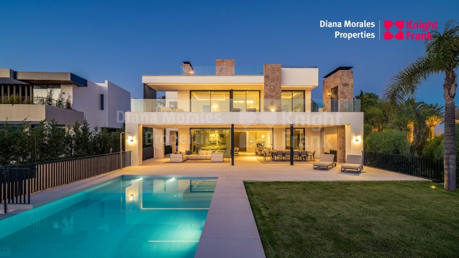 Villa en venta en Los Naranjos, Nueva Andalucia