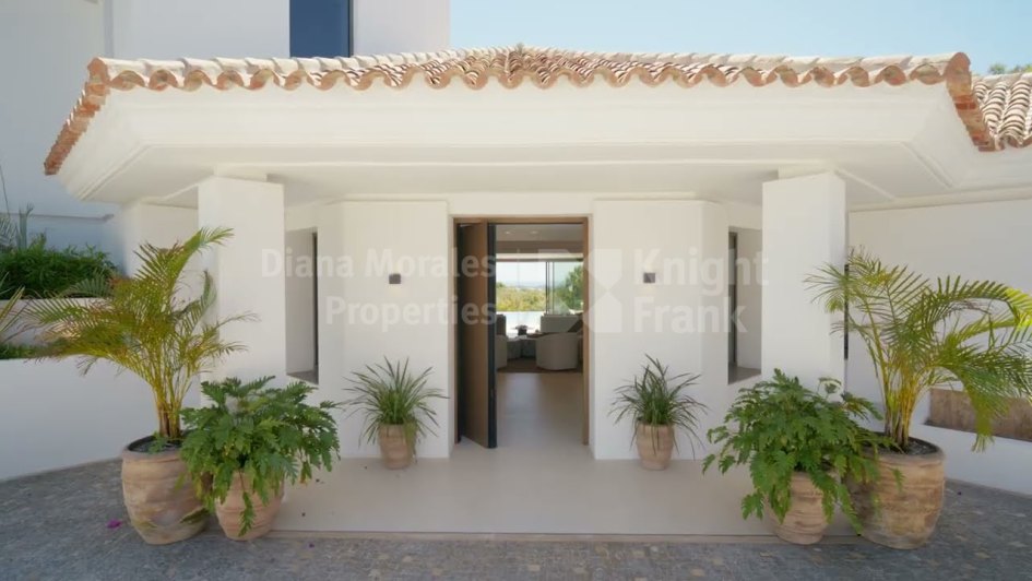 Villa for sale in El Herrojo, Benahavis