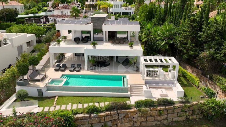 Villa for sale in Las Brisas, Nueva Andalucia