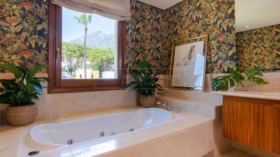 Marbella Golden Mile, Preciosa villa familiar con encanto andaluz en Balcones de Sierra Blanca