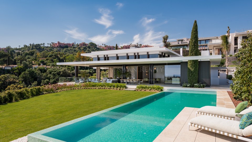 Benahavis, Impressive luxury home with sea views