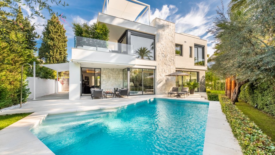 Marbella Golden Mile, Villa contemporánea en venta junto a la playa en Casablanca, en la Milla de Oro de Marbella
