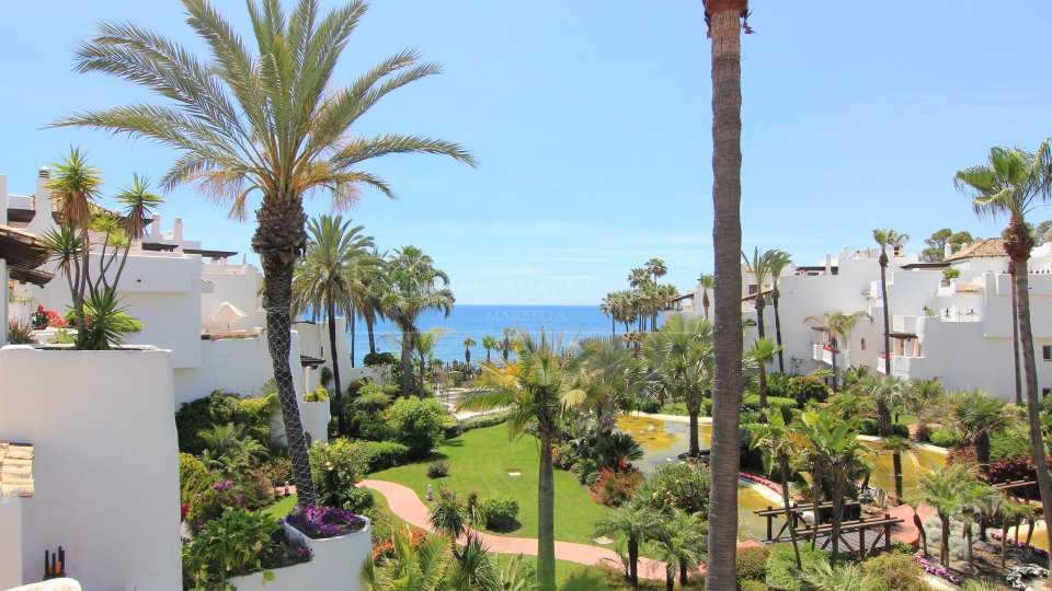 Marbella - Puerto Banus, Front-line beach duplex-penthouse walking distance to Puerto Banus