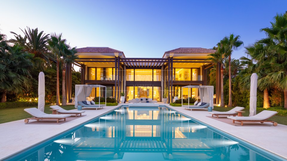 Nueva Andalucia, Luxury villa with golf and mountain views in La Cerquilla