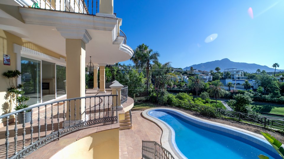 Benahavis, Classic villa in a gated community frontline to La Quinta Golf