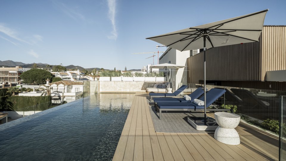 Marbella East, Frontline Beach Duplex with Private Pool in Las Chapas