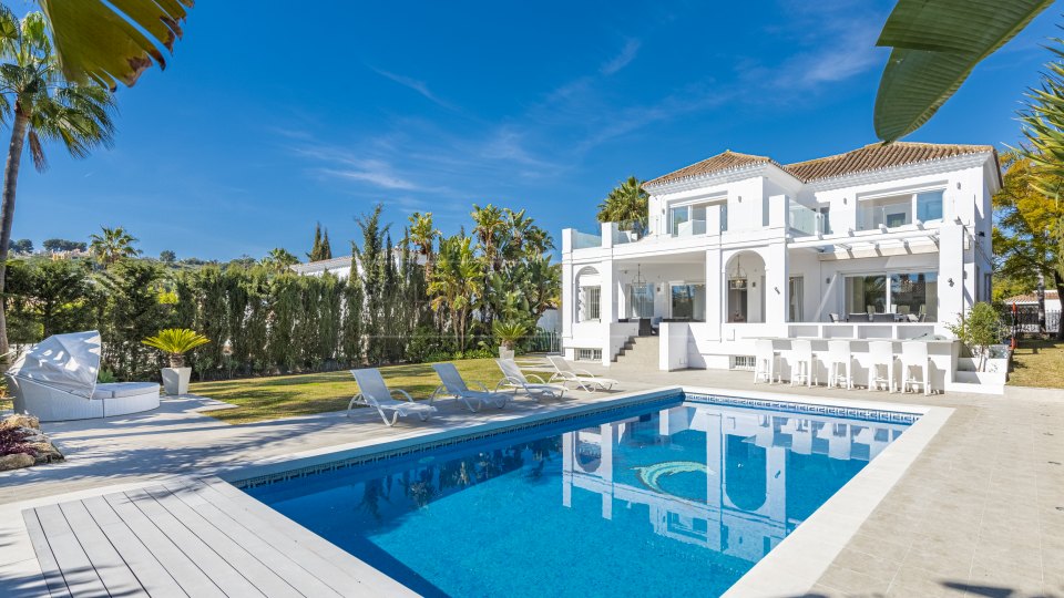 Nueva Andalucia, Traditional family home, with a modern twist for sale in Las Brisas
