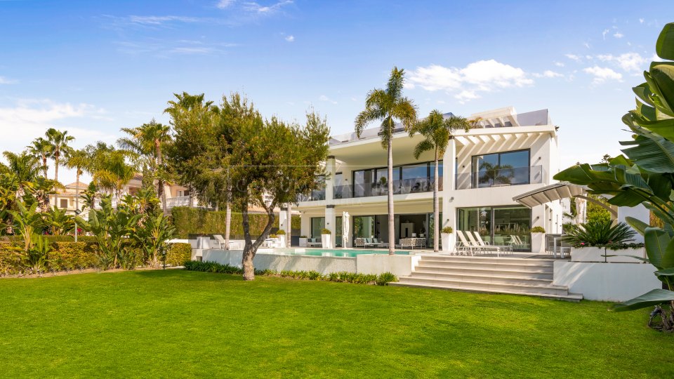 Nueva Andalucia, Contemporary luxury villa, sought-after location in Aloha