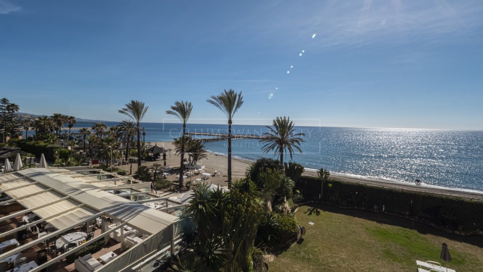Marbella - Puerto Banus, Espacioso apartamento en primera línea de playa en Puerto Banús