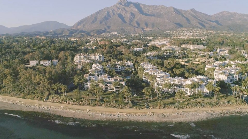 Marbella Golden Mile, Elegante apartamento de lujo en el complejo de Puente Romano, en primera línea de playa