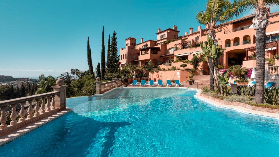 Nueva Andalucia, Lovely duplex-penthouse in Los Belvederes with panoramic views