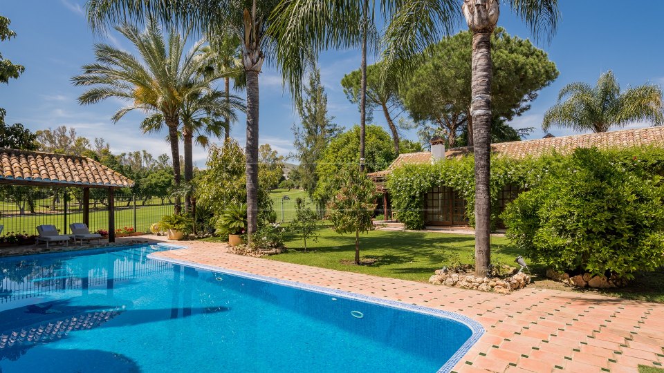 Nueva Andalucia, Frontline golf villa with direct access to the Los Naranjos Golf