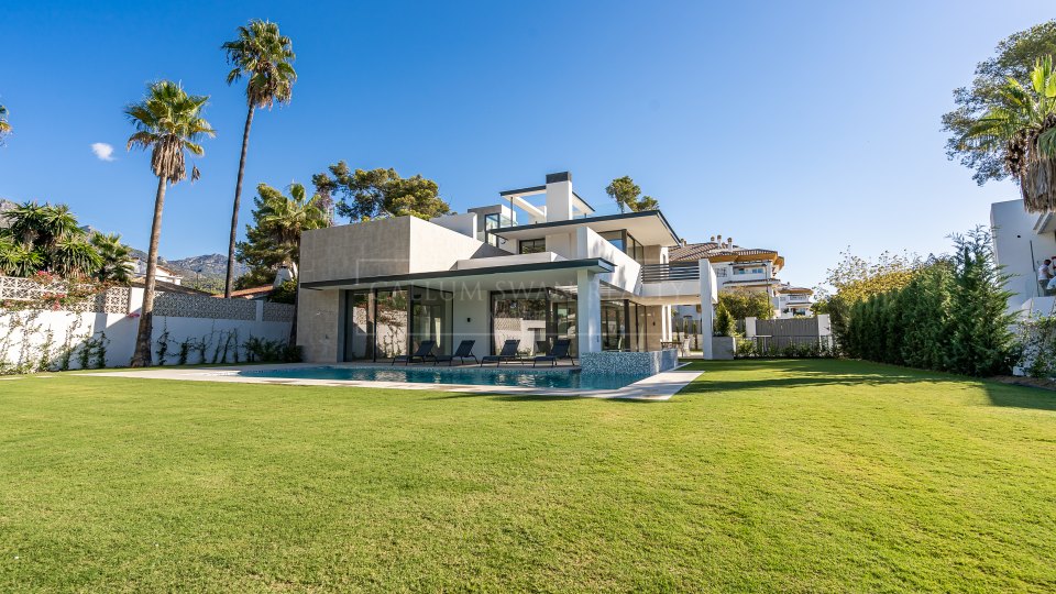 Marbella Golden Mile, Stunning modern villa with sea views in Marbella's Golden Mile