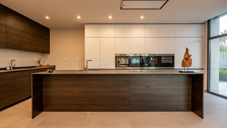 Marbella Golden Mile, Impresionante villa moderna con vistas al mar en la Milla de Oro de Marbella