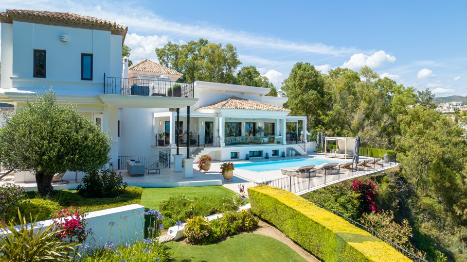 Benahavis, Stunning luxury family home for sale in El Herrojo