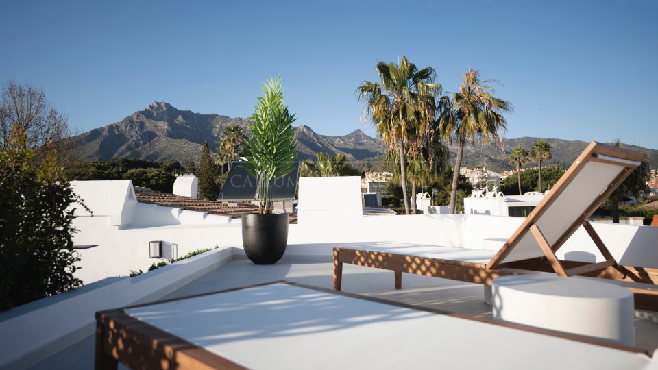 Marbella Golden Mile, Fully-renovated beachside townhouse on Marbella’s Golden Mile