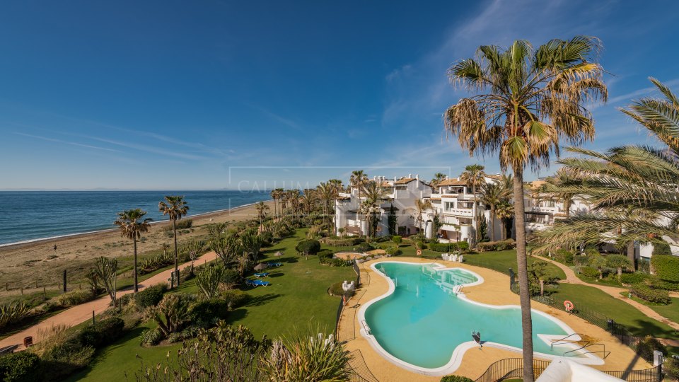 Estepona, Beachfront home in Costalita