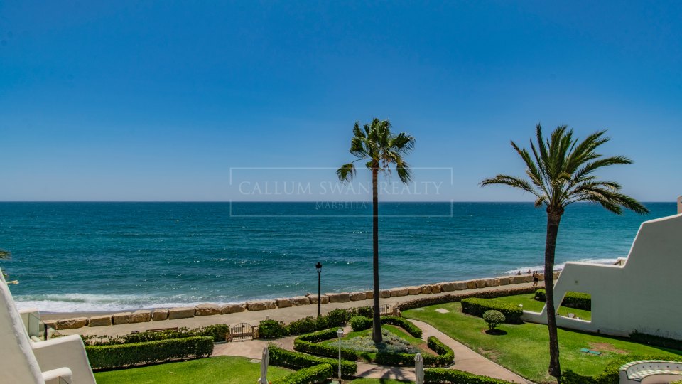 Marbella Golden Mile, Marbella Golden Mile: Frontline beach townhouse with sea views