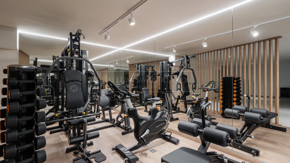 Marbella Golden Mile, Beachside villa in Puente Romano, Marbella Golden Mile