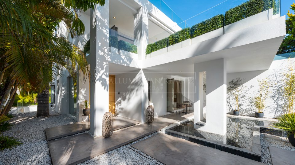 Marbella Golden Mile, Beachside villa in Puente Romano, Marbella Golden Mile