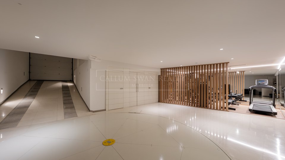 Marbella Golden Mile, Beachside villa in Puente Romano, Marbella Golden Mile