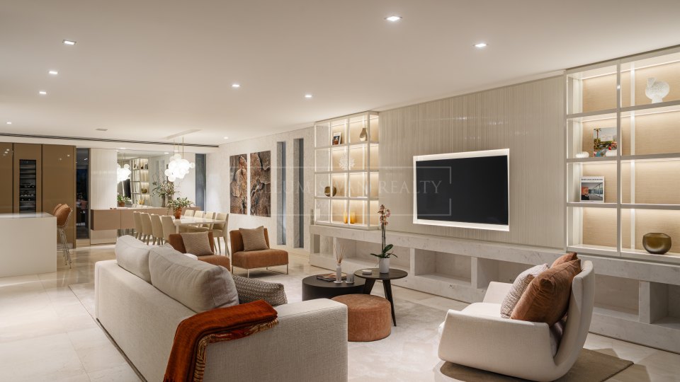 Marbella Golden Mile, Beachside villa in Puente Romano, Marbella Golden Mile