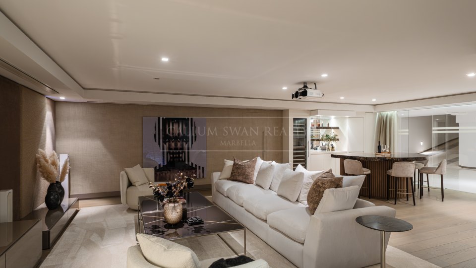 Marbella Golden Mile, Beachside villa in Puente Romano, Marbella Golden Mile