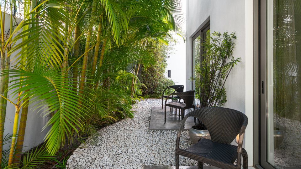 Marbella Golden Mile, Beachside villa in Puente Romano, Marbella Golden Mile