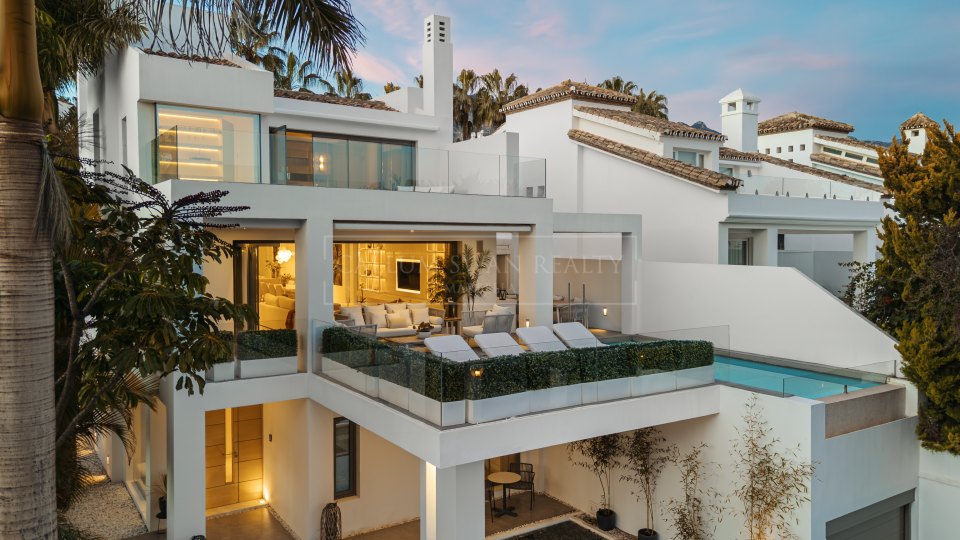 Marbella Golden Mile, Beachside villa in Puente Romano, Marbella Golden Mile