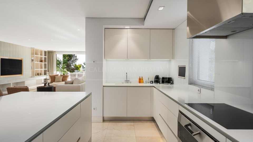 Marbella Golden Mile, Beachside villa in Puente Romano, Marbella Golden Mile