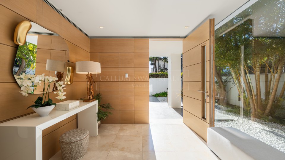 Marbella Golden Mile, Beachside villa in Puente Romano, Marbella Golden Mile