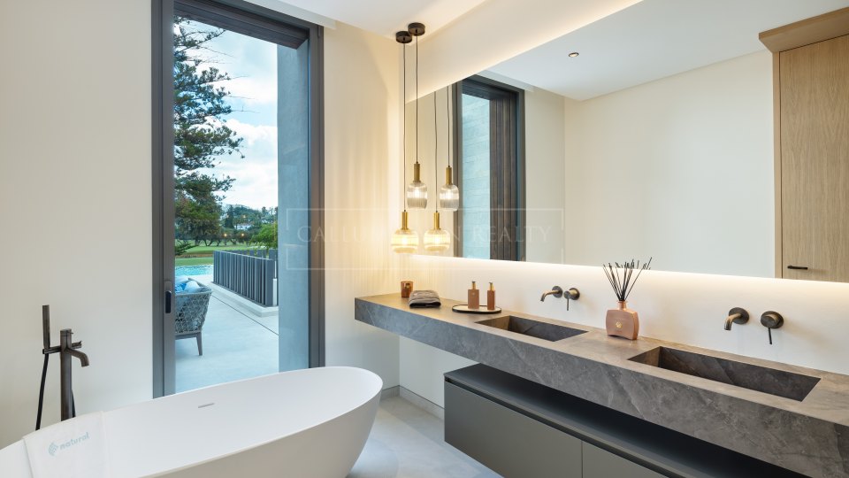 Nueva Andalucia, Villa de golf à Las Brisas avec vue sur le golf et les montagnes