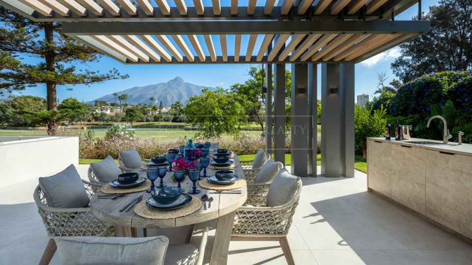 Nueva Andalucia, Villa de golf à Las Brisas avec vue sur le golf et les montagnes