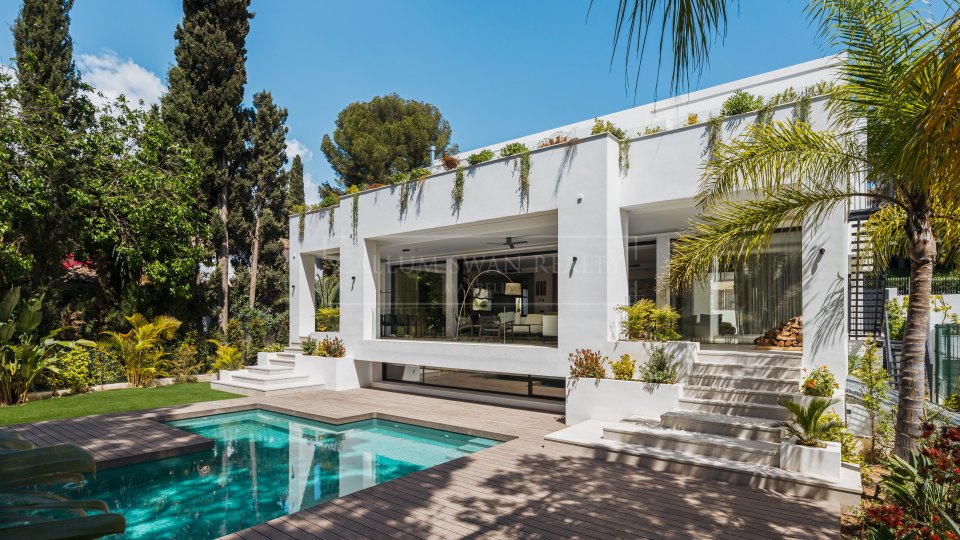 Marbella Golden Mile, Contemporary villa for sale on the Golden Mile