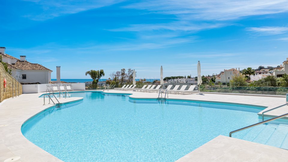 Nueva Andalucia, Luxury apartment with panoramic sea views