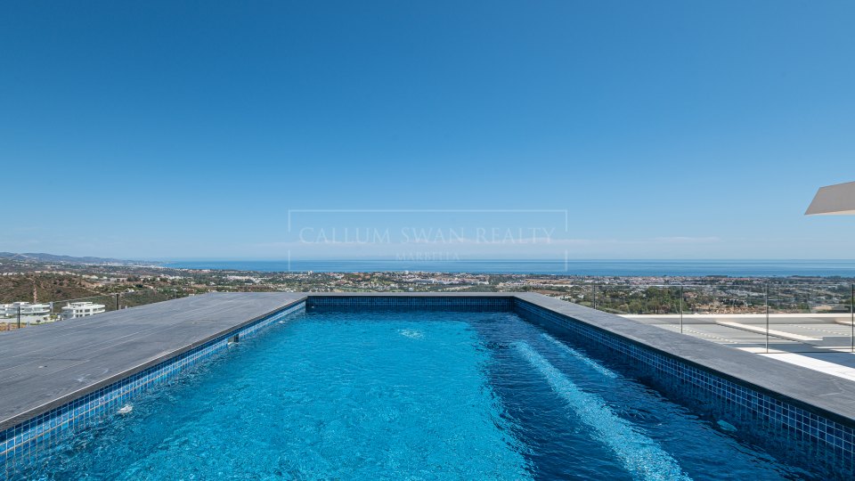 Benahavis, Penthouse in a gated community with sea views and private pool