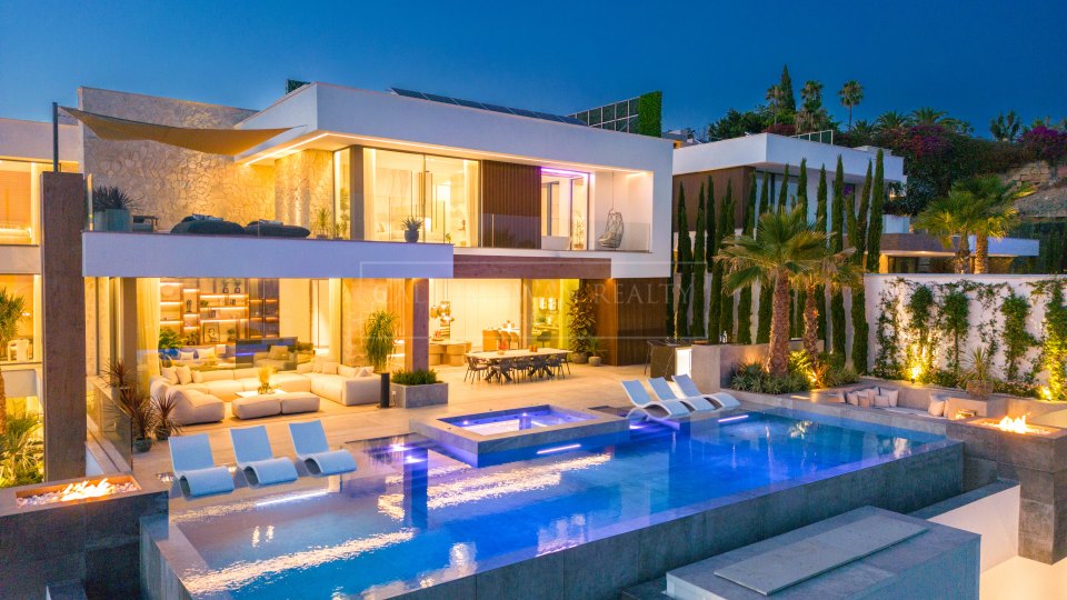 Benahavis, Luxury villa with panoramic sea views in La Quinta