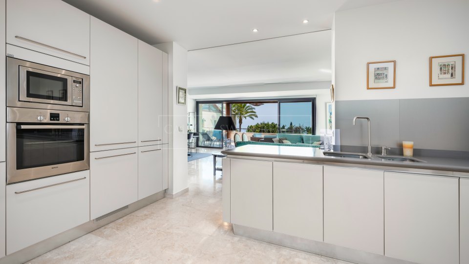 Marbella Golden Mile, Apartamento en la Milla de Oro con vistas al mar