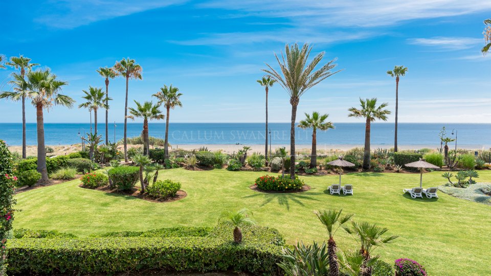 Estepona, Costalita del Mar: frontline beach apartment for sale