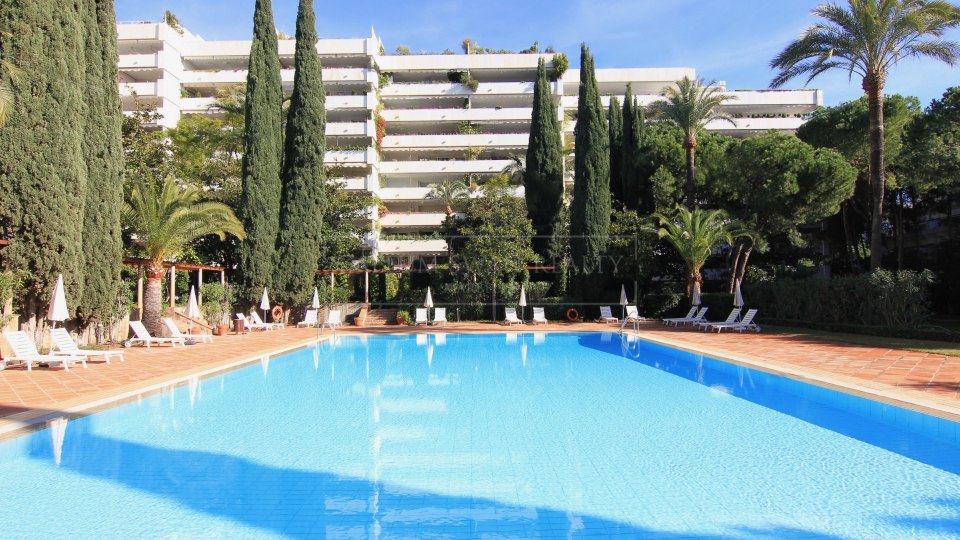Marbella, Elegante apartamento de lujo en venta en Don Gonzalo, Marbella