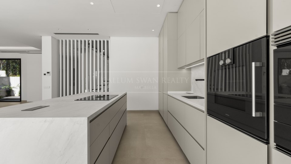 Marbella Golden Mile, Modern Villa with Sea Views on Marbella’s Golden Mile