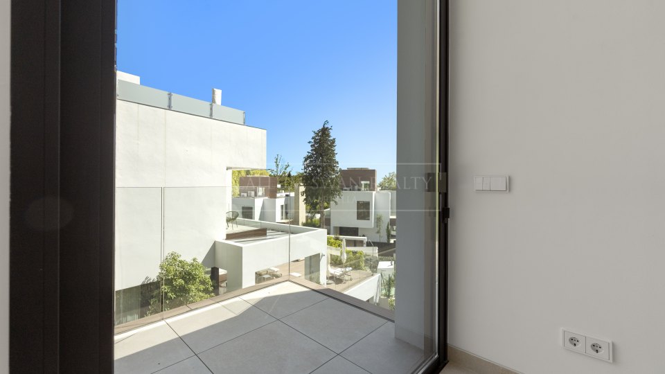 Marbella Golden Mile, Modern Villa with Sea Views on Marbella’s Golden Mile