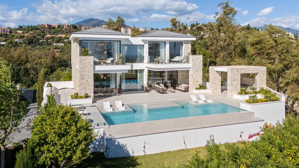 Benahavis, Luxury villa in exclusive gated community in La Quinta, Benahavís