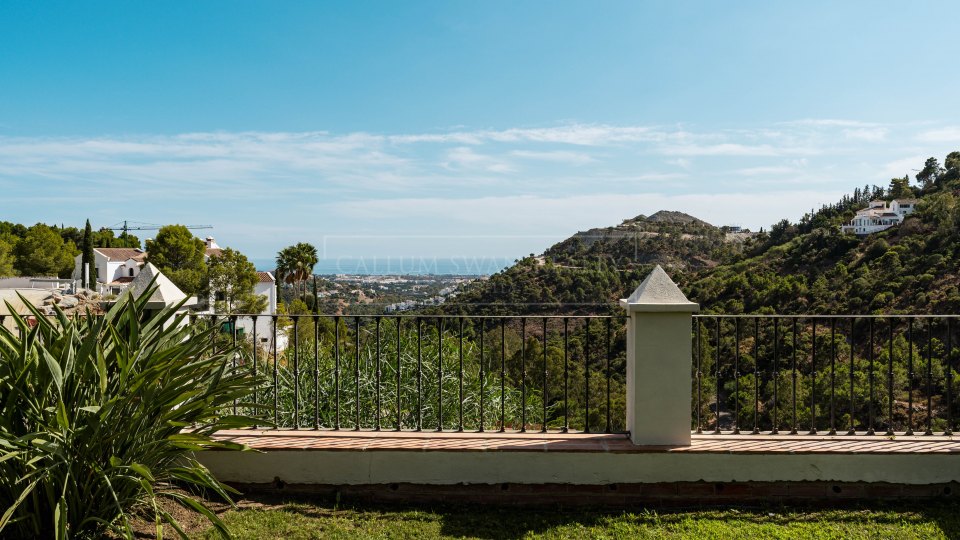 Benahavis, Renovated Andalusian-Style Villa with Sea Views in El Madroñal, Benahavís