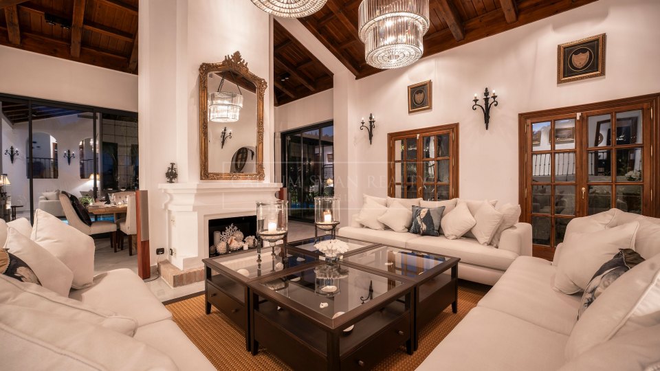 Benahavis, Renovated Andalusian-Style Villa with Sea Views in El Madroñal, Benahavís