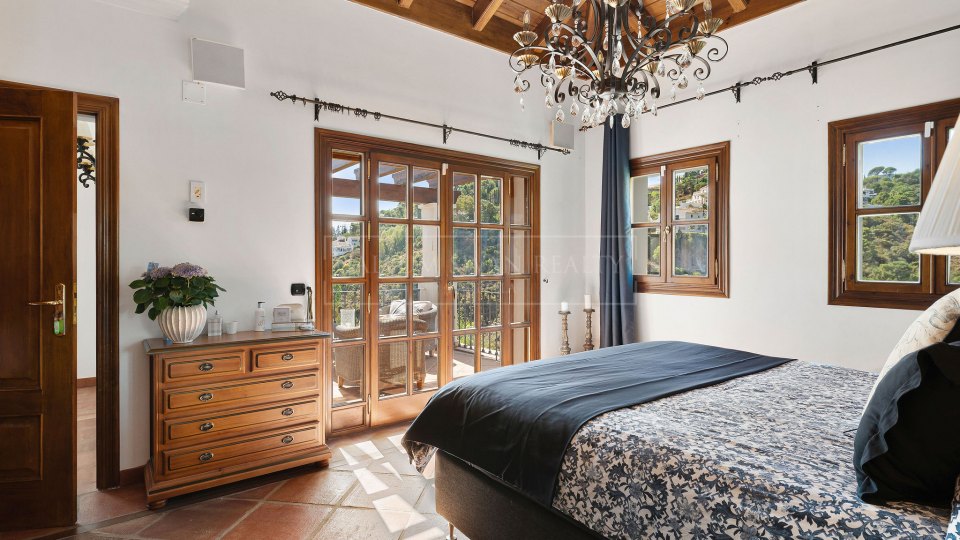 Benahavis, Renovated Andalusian-Style Villa with Sea Views in El Madroñal, Benahavís