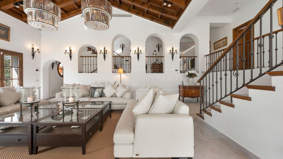 Benahavis, Renovated Andalusian-Style Villa with Sea Views in El Madroñal, Benahavís